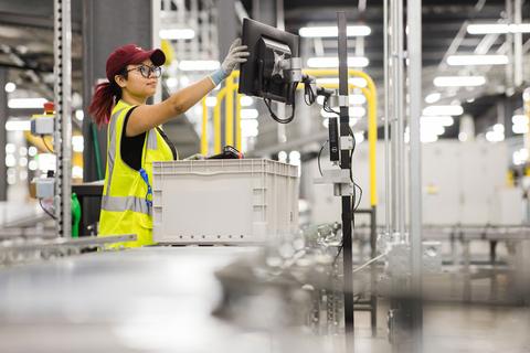 Simulation of a high-tech Walmart fulfillment center (Photo: Business Wire).